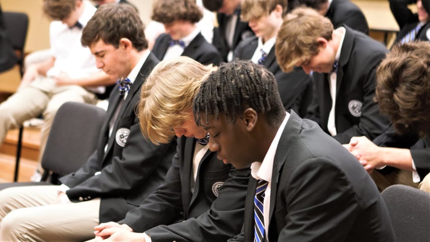 HS students pray choose your chapel