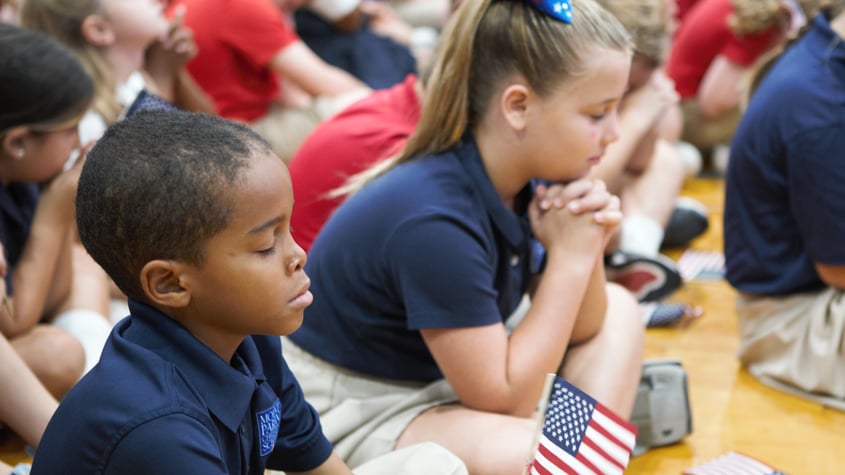 LS kids praying at veterans chapel
